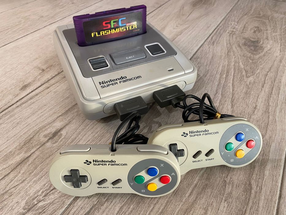 Super Nintendo (versiune japoneză) + 2 manete + cartuș SFC Flash