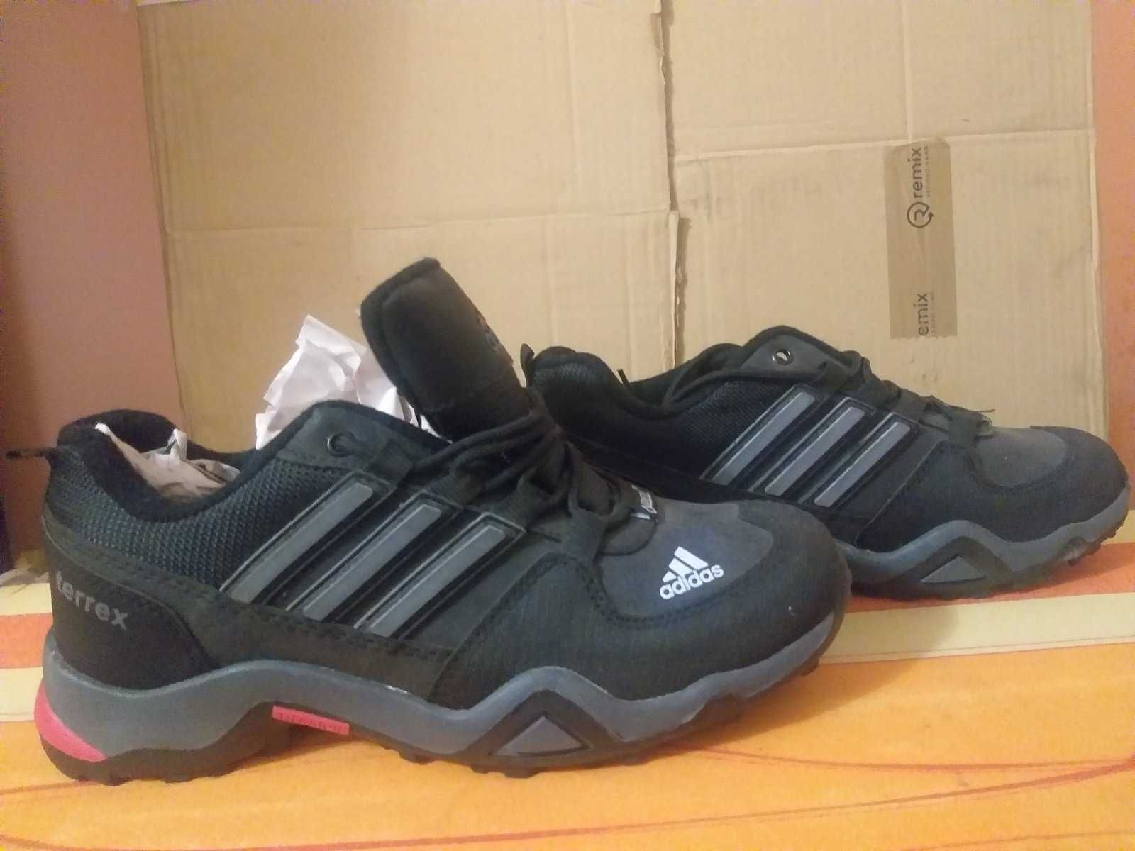 Чисто нови спортни кецове в стил Adidas – два модела, черни