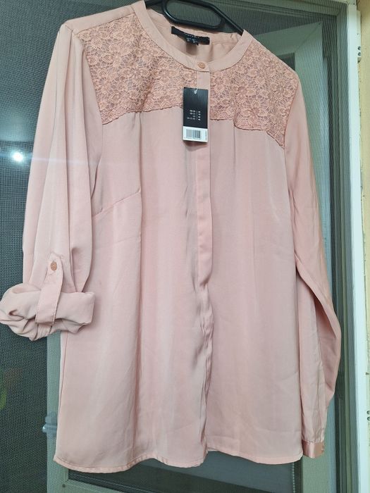 Camasa bej roze accesorizata cu dantela