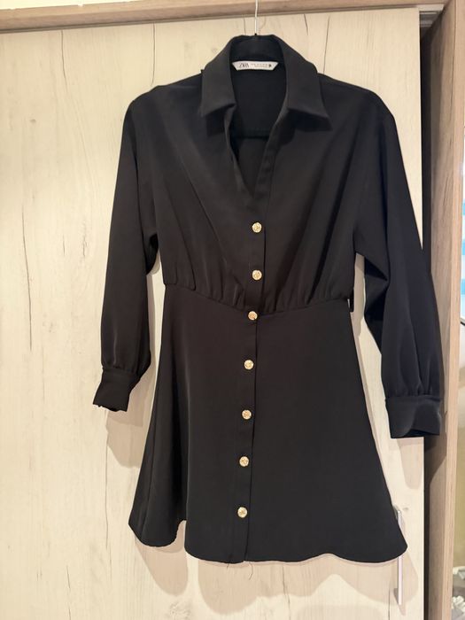 Рокля zara в черно със златни копчета