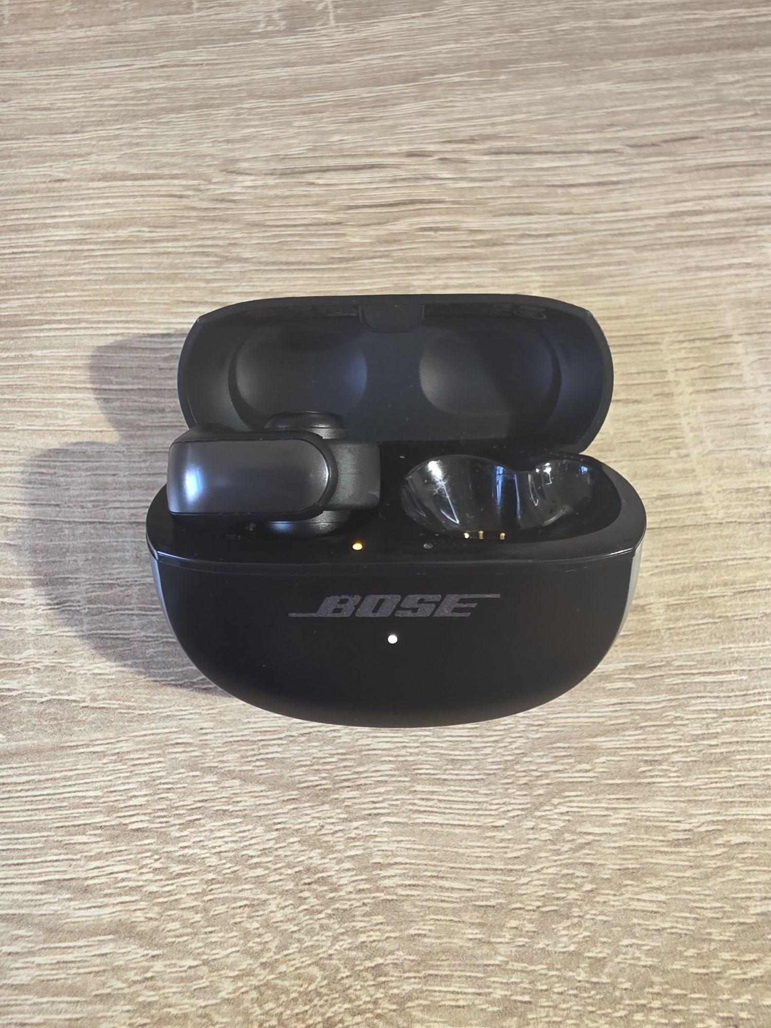 Bose Ultra Open - carcasa de încărcare și o singură cască (stânga)