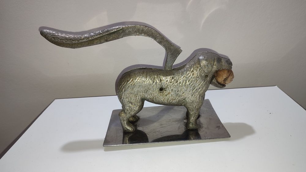 Spargator de nuci "caine"