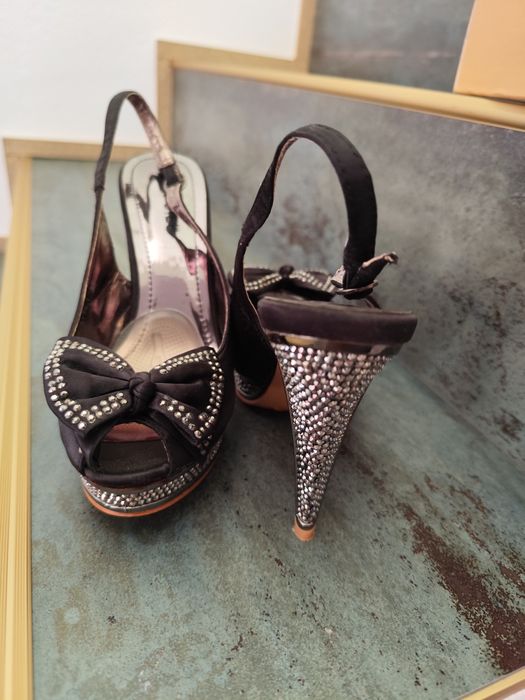 Sandale cu fundiță