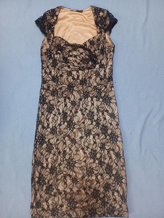 Продам платья с гипюром.