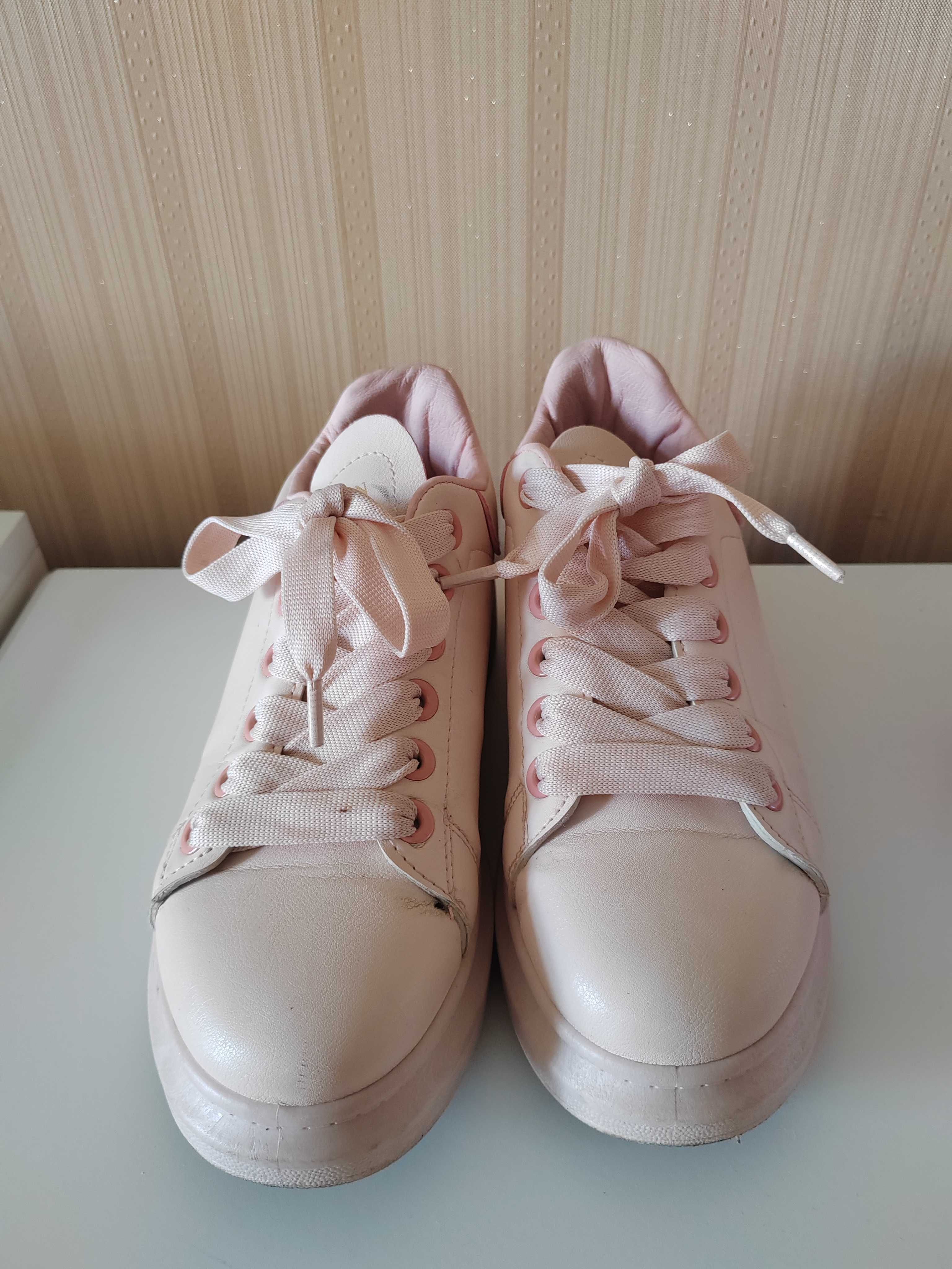 Спортивные кроссовки розового цвета