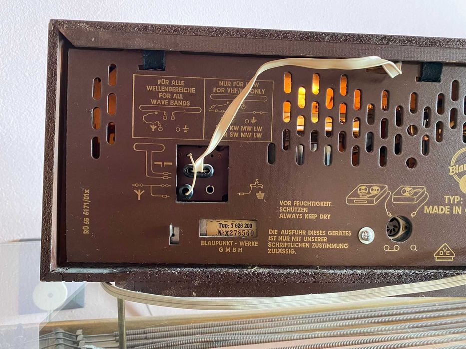 Radio Blaupunkt - Model Oslo, lampi.