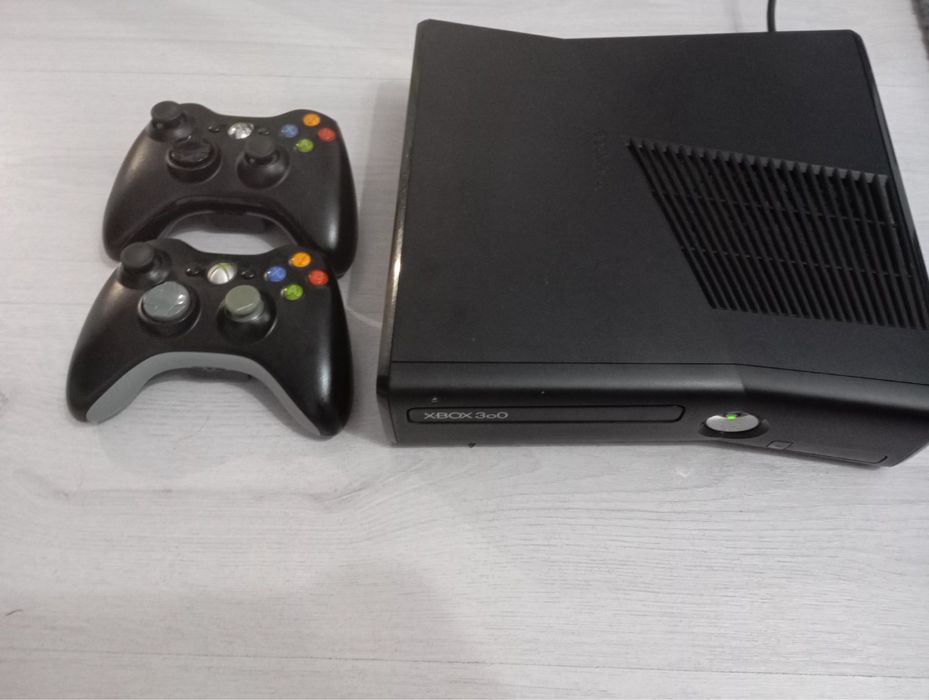 Xbox 360 с 2бр джойстици и 7бр игри