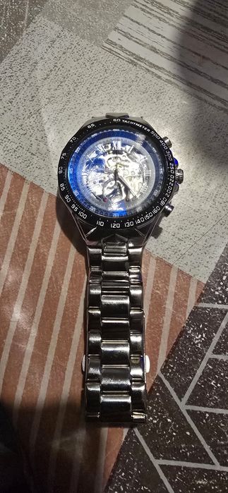 Механичен автоматичен часовник.