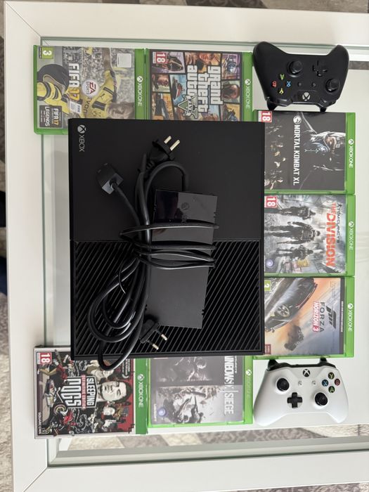 Vand Xbox One - 2 manete si 7 jocuri incluse