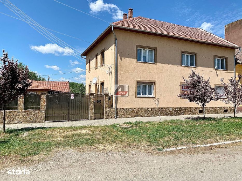 Casa in centrul orasului Ineu cu potential comercial si locativ