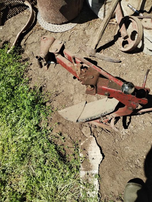 Продавам плуг и метални колела за мотоблок