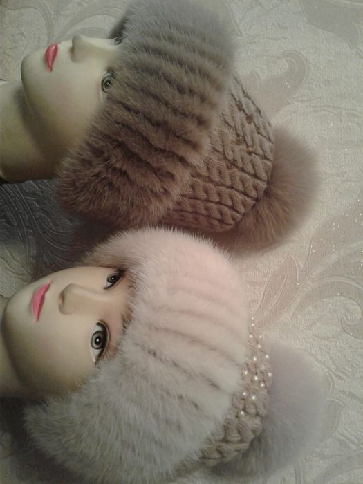 Осенне-зимние вязаные шапочки с норкой