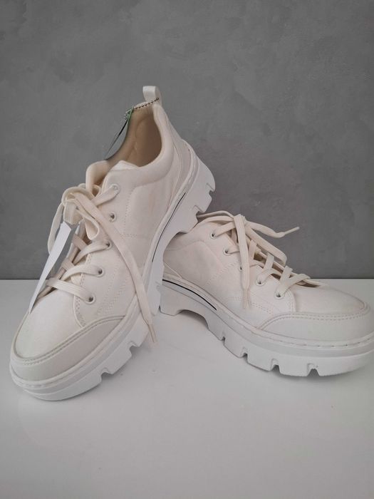 Papuci albi Skechers