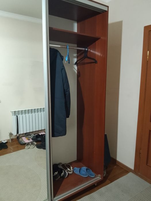 Продается сервант и прихожая