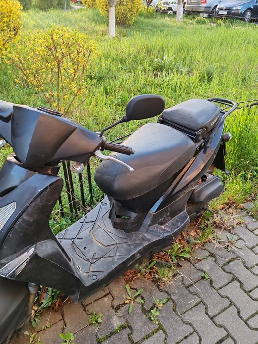 Vând 2 scutere Kymko