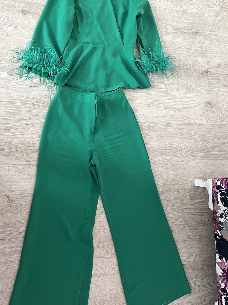 Зелен костюм с пера