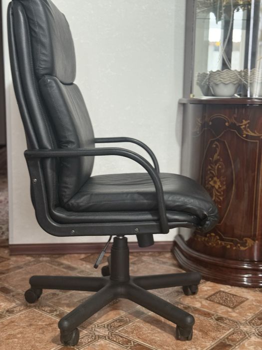 Продам кресло кожа офисный