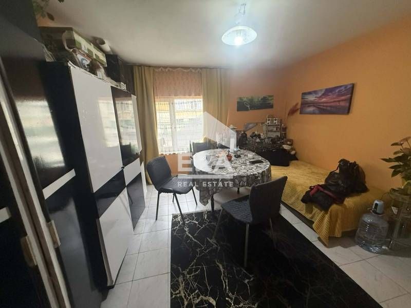 Ексклузивна, едноетажна, тухлена къща за продажба, с двор, на ул. Иван