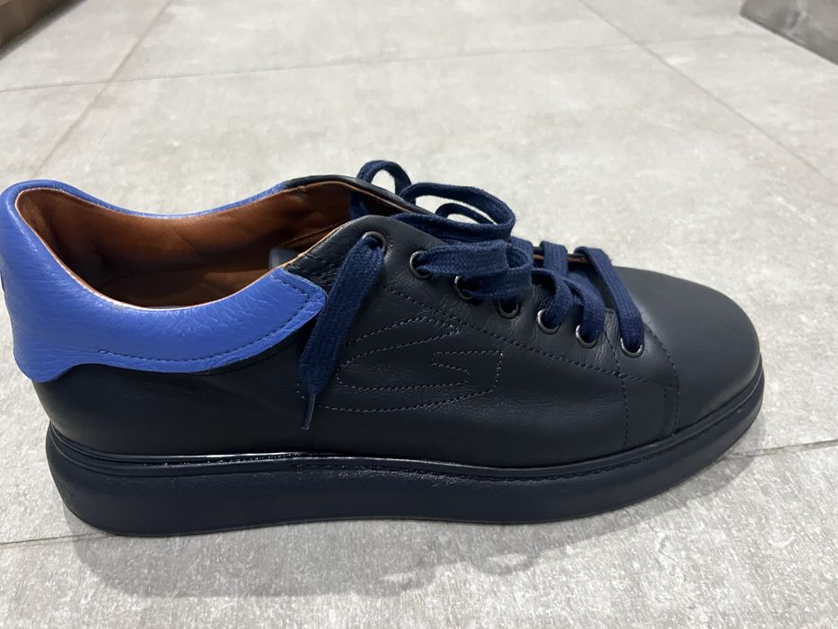 Тъмно сини обувки