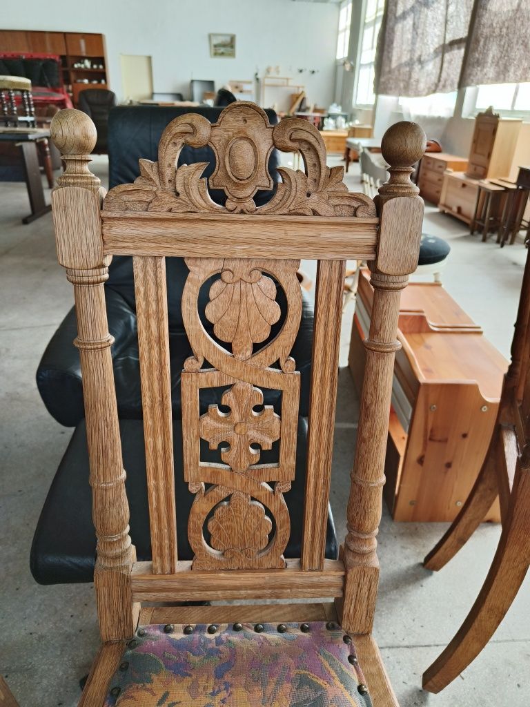 Комплект от шест дъбови стола с дърворезба и дамаска