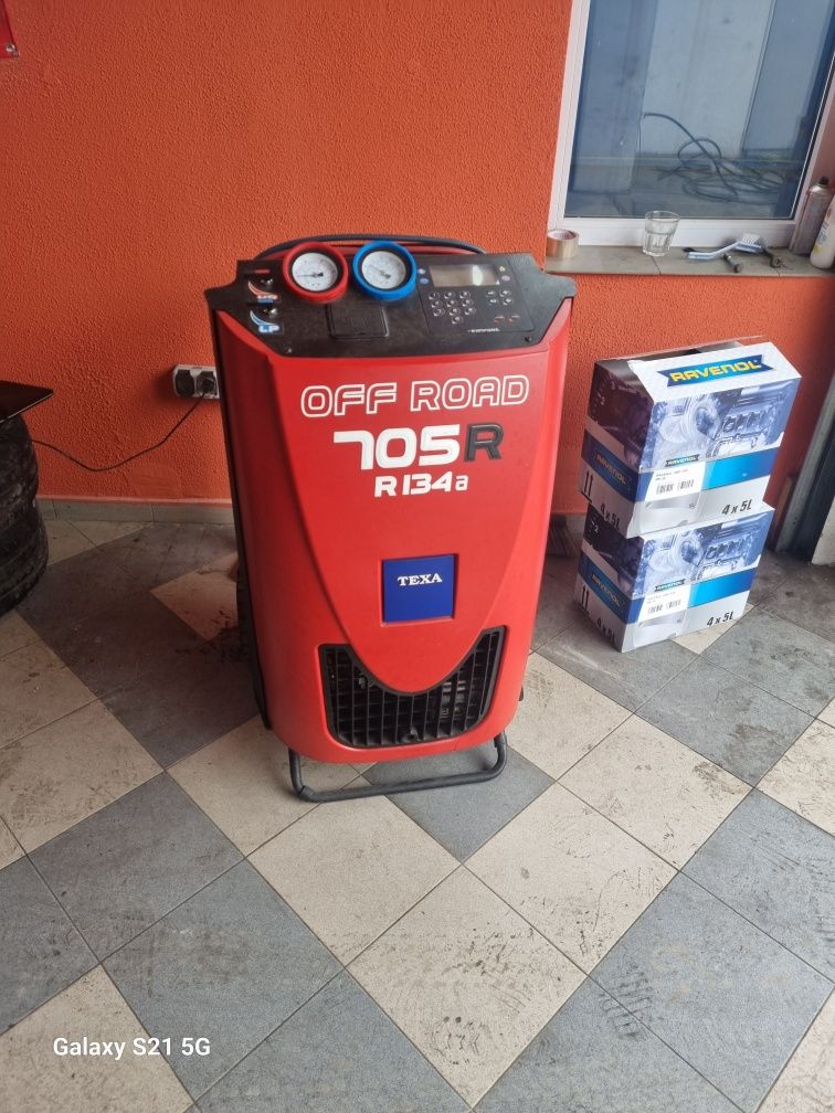 Închiriez service auto functional