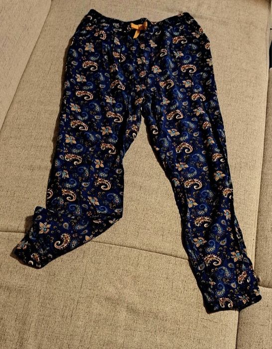 • Vând lot 5 pantaloni, mărimea 134, vârstă 7-8 ani •