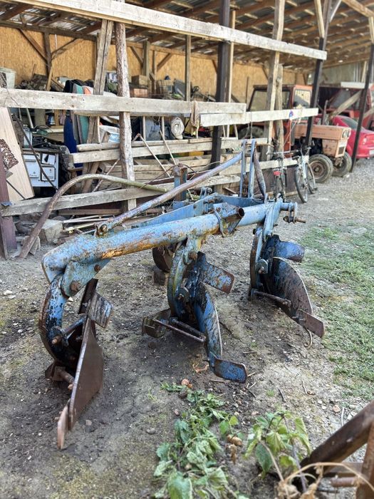 Vând plug cu trei brazde.