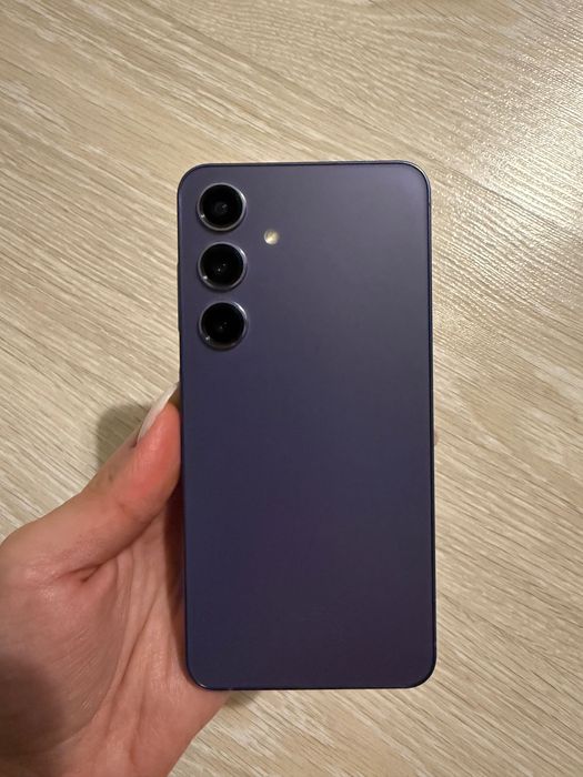 Samsung Galaxy S24 violet