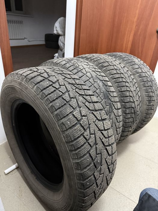 Продам зимнюю шиповонную резину 235/65 R17