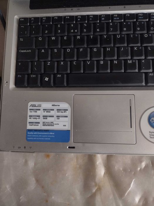 Лаптоп ASUS A8SC работи перфектно състояние Windows 7pro 32bit зарядно