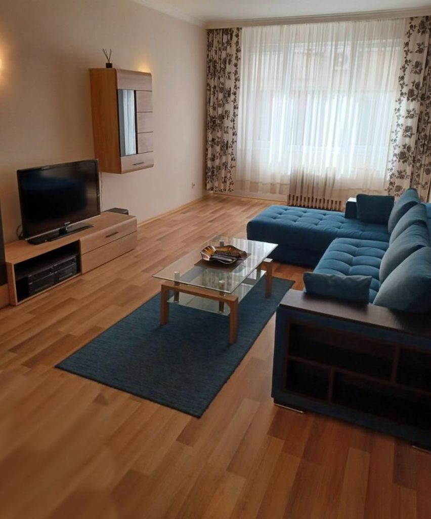Дава се под наем Тристаен апартамент в София, Център - 65 кв.м за 900 € - Снимка #1