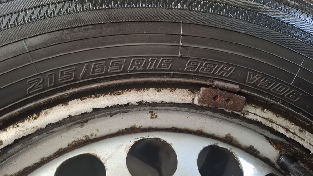 Vând anvelope iarnă  Yokohama 215 65 R16 cu jante tablă Volkswagen  5×