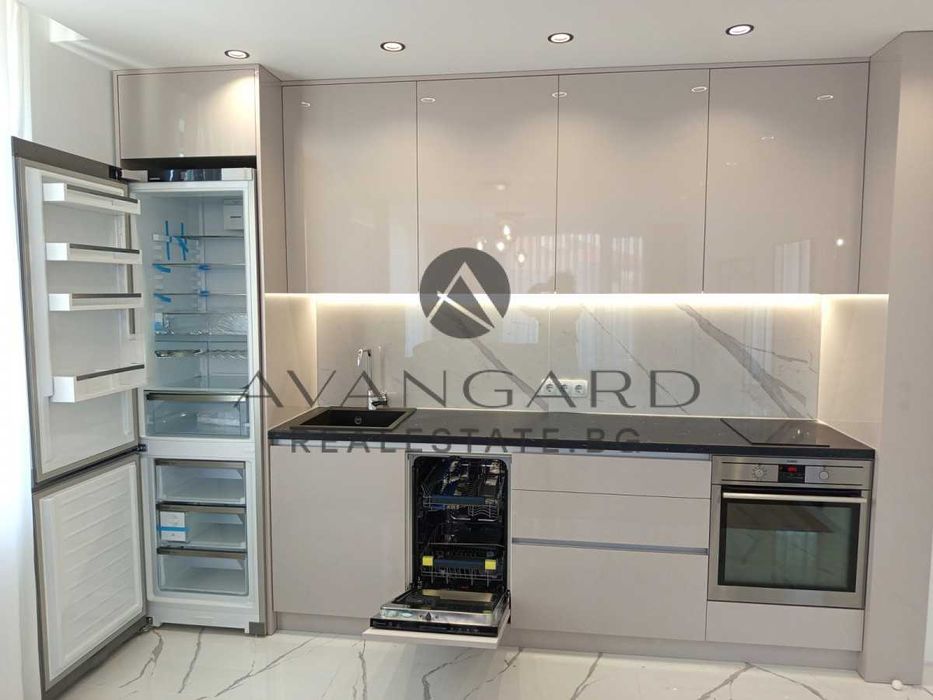 Продава се Тристаен апартамент в Пловдив, Остромила - 116 кв.м за 2199 €/кв.м - Снимка #1