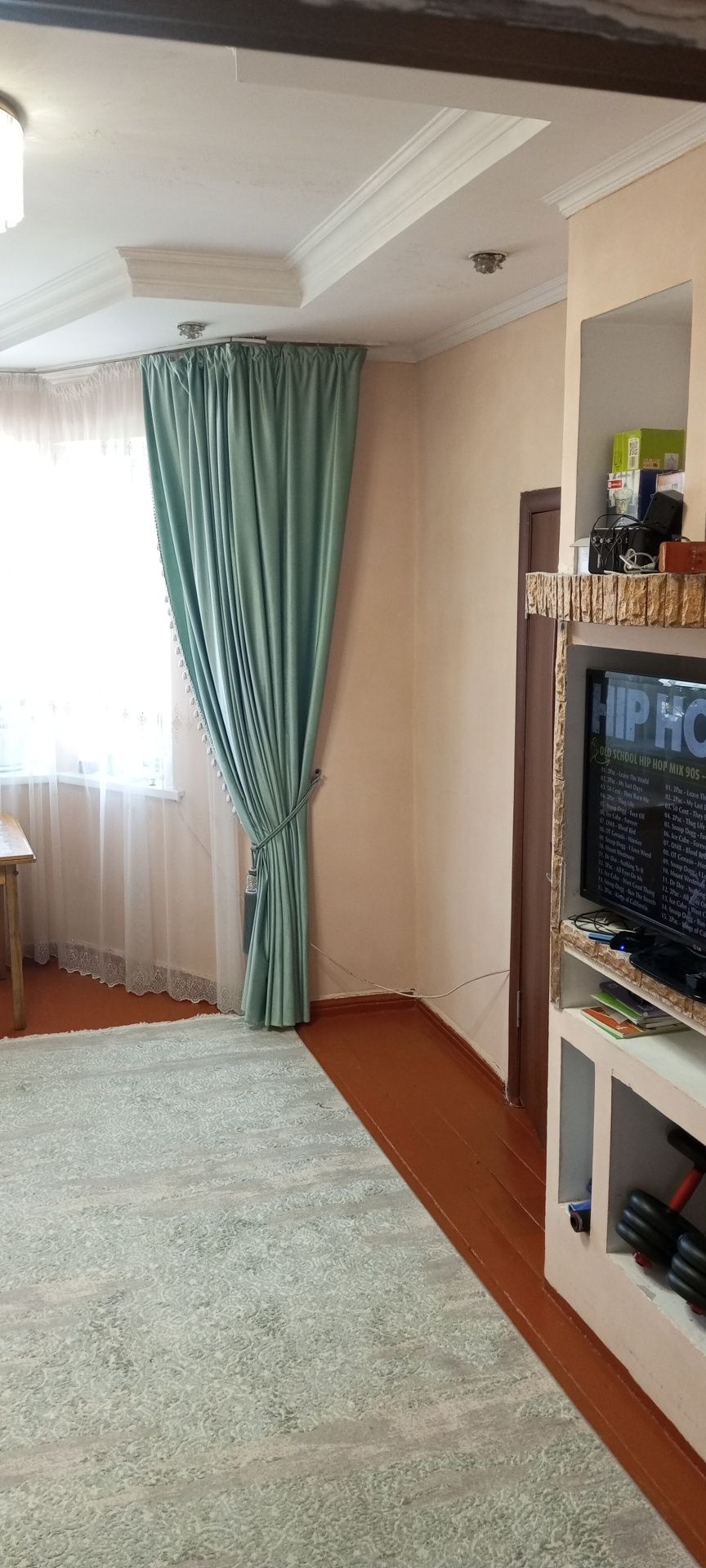 Екі қабат үйде, үш бөлмелі пәтер сатылады.