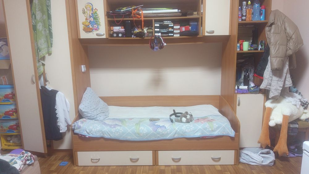 Кровать с антрисолями и шкафами плюс письменный стол тумбовый.