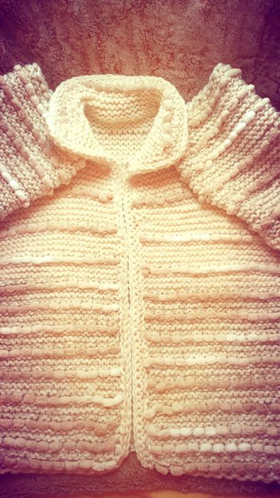 Ръчно плетена вълнена жилетка