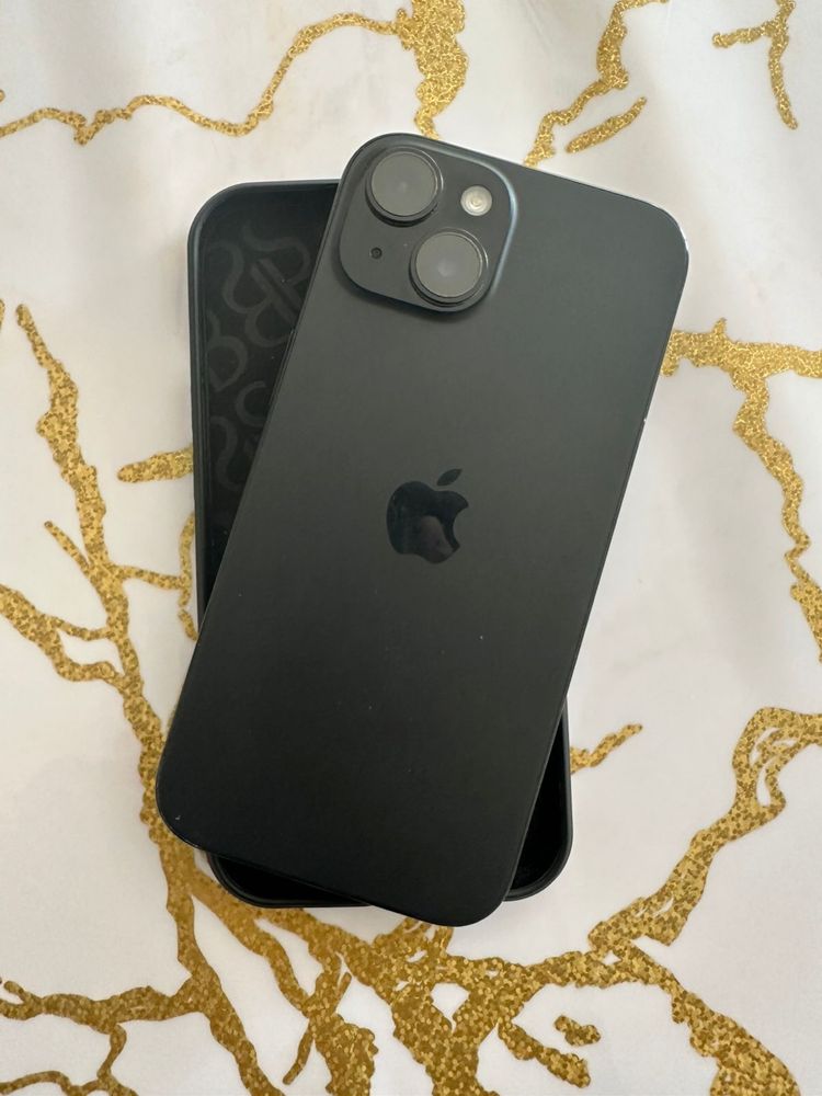 IPhone 15 black.