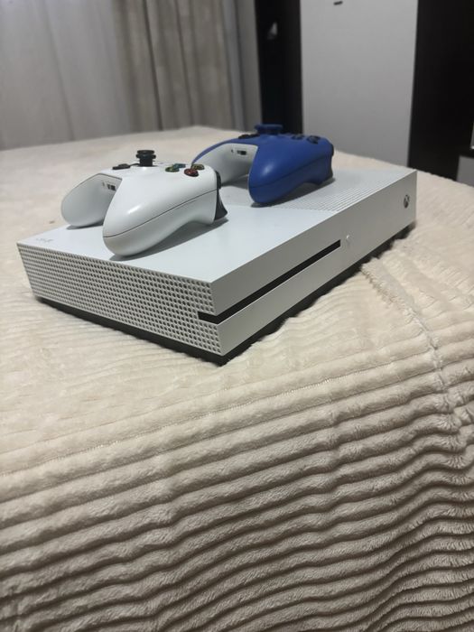 Vand ps 4 slim si xbox one + jocuri si doua manete la ambele