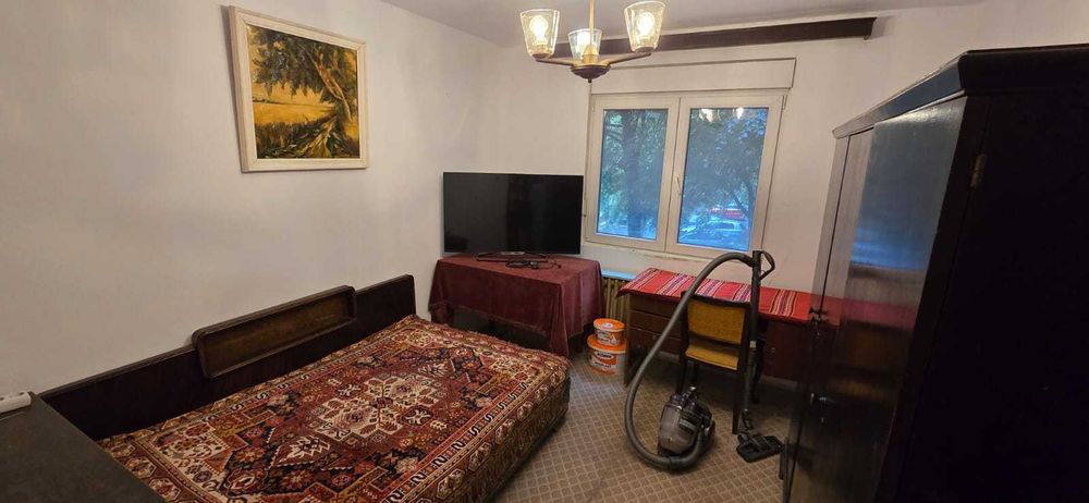 caut coleg in apartament cu 3 camere