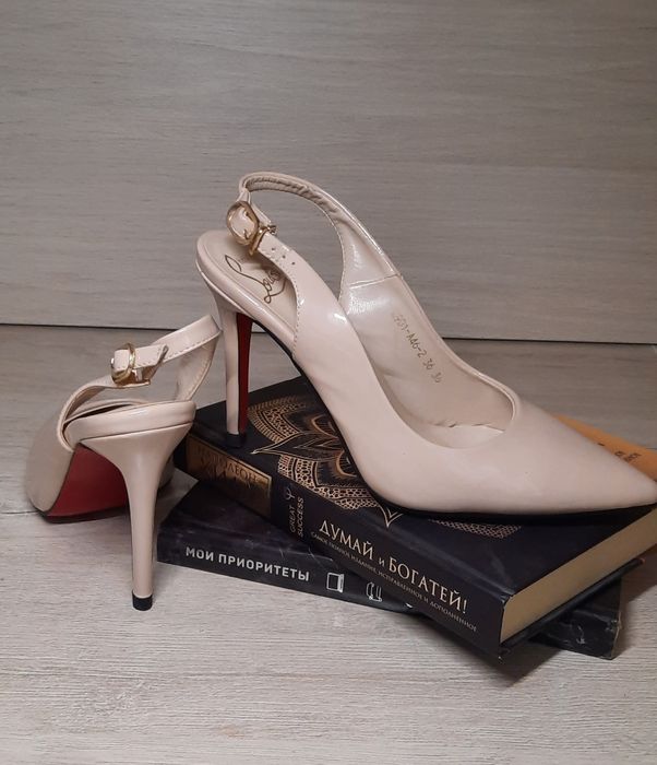 Туфли бежевые лабутены 36 размер