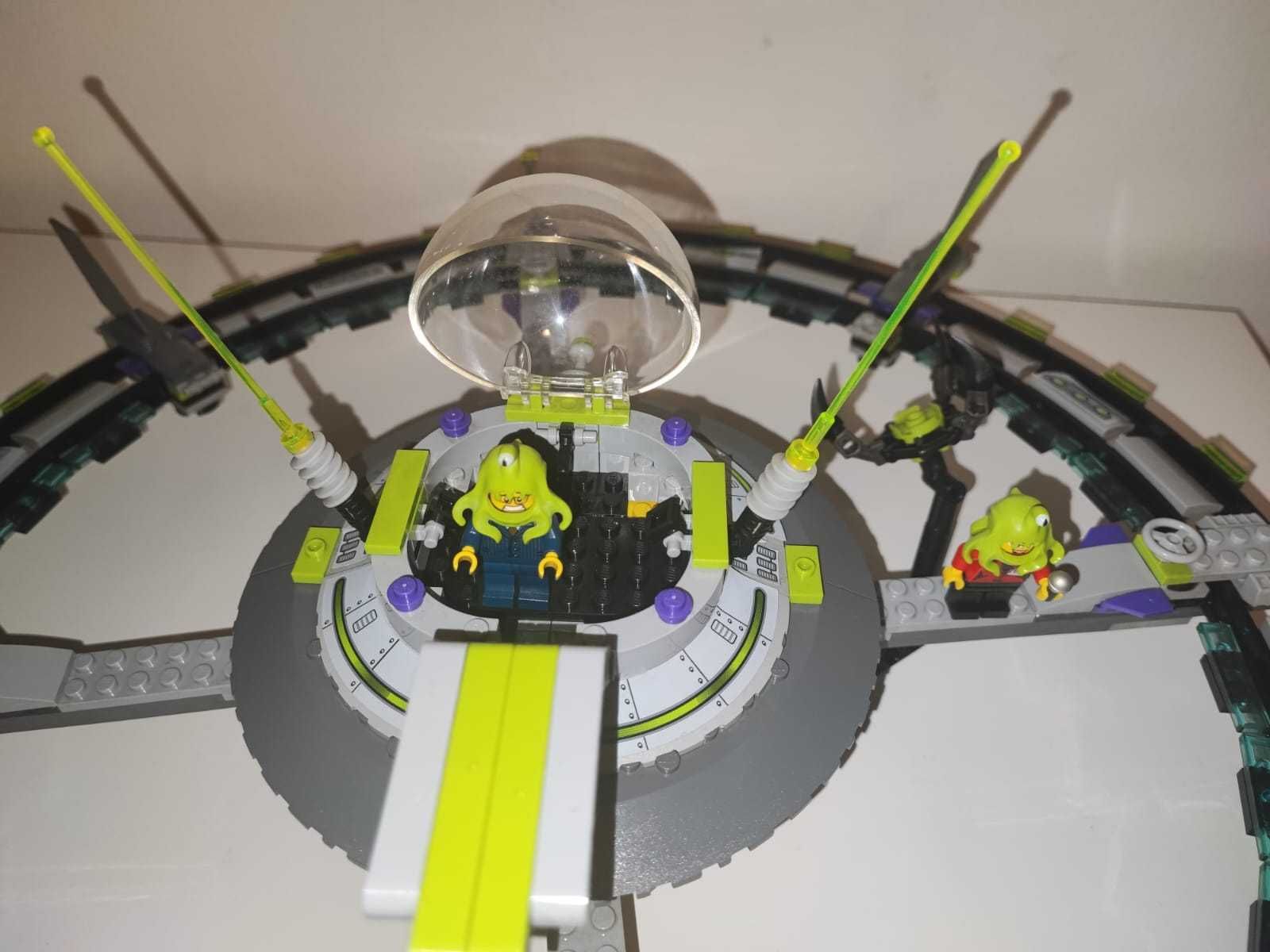 LEGO Alien Mothership Set 7065