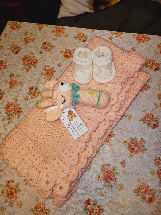 Бебешки сет-пелена,дрънкалка,терлички