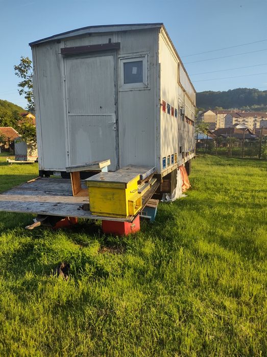 Vând remorca cu 2 axe tandem, neomologata apicol, stare foarte buna