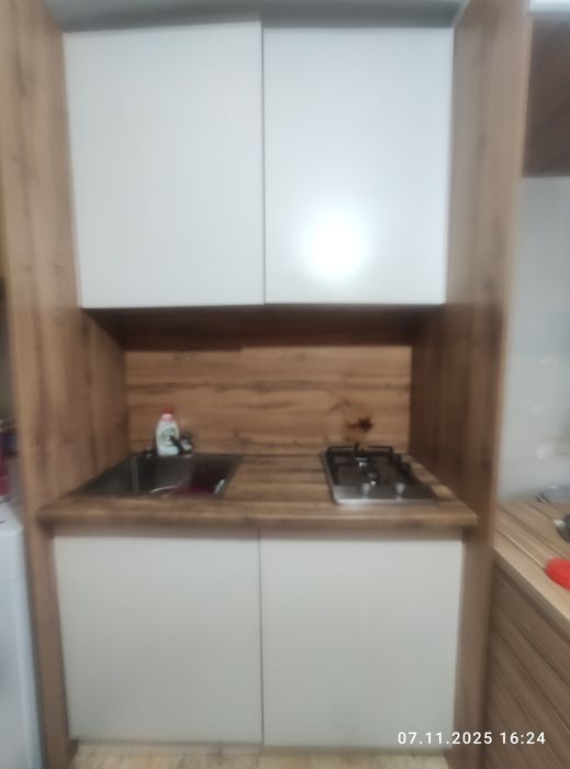 Подам кухонный гарнитур,со встроенной варочной поверхностью (газ)