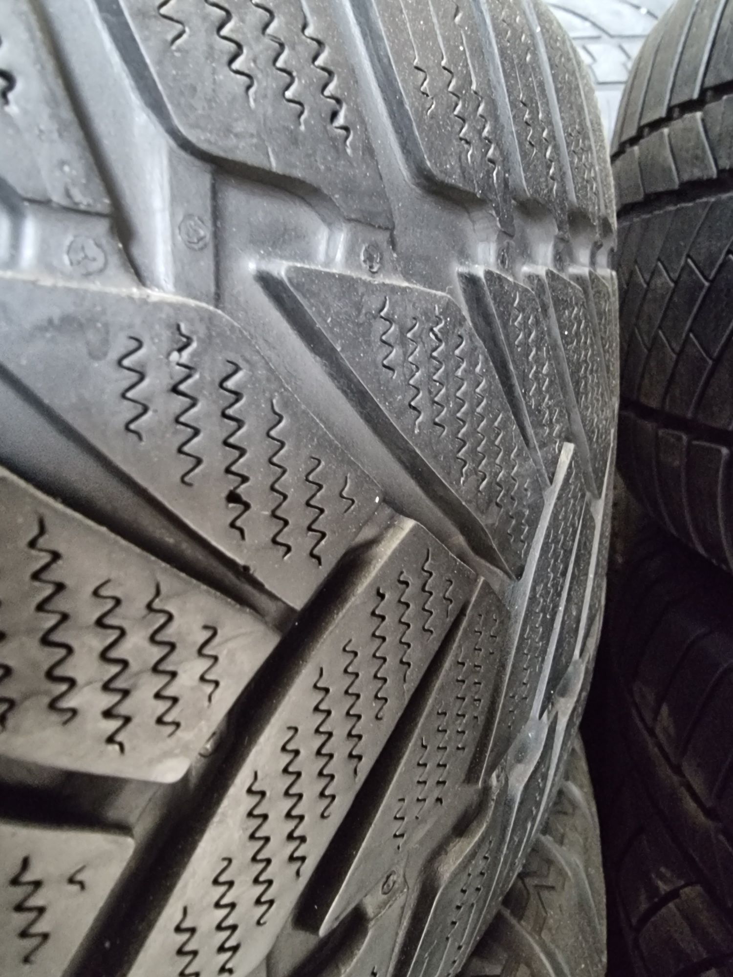 245 45 18 Dunlop de iarna 7mm adâncime profil