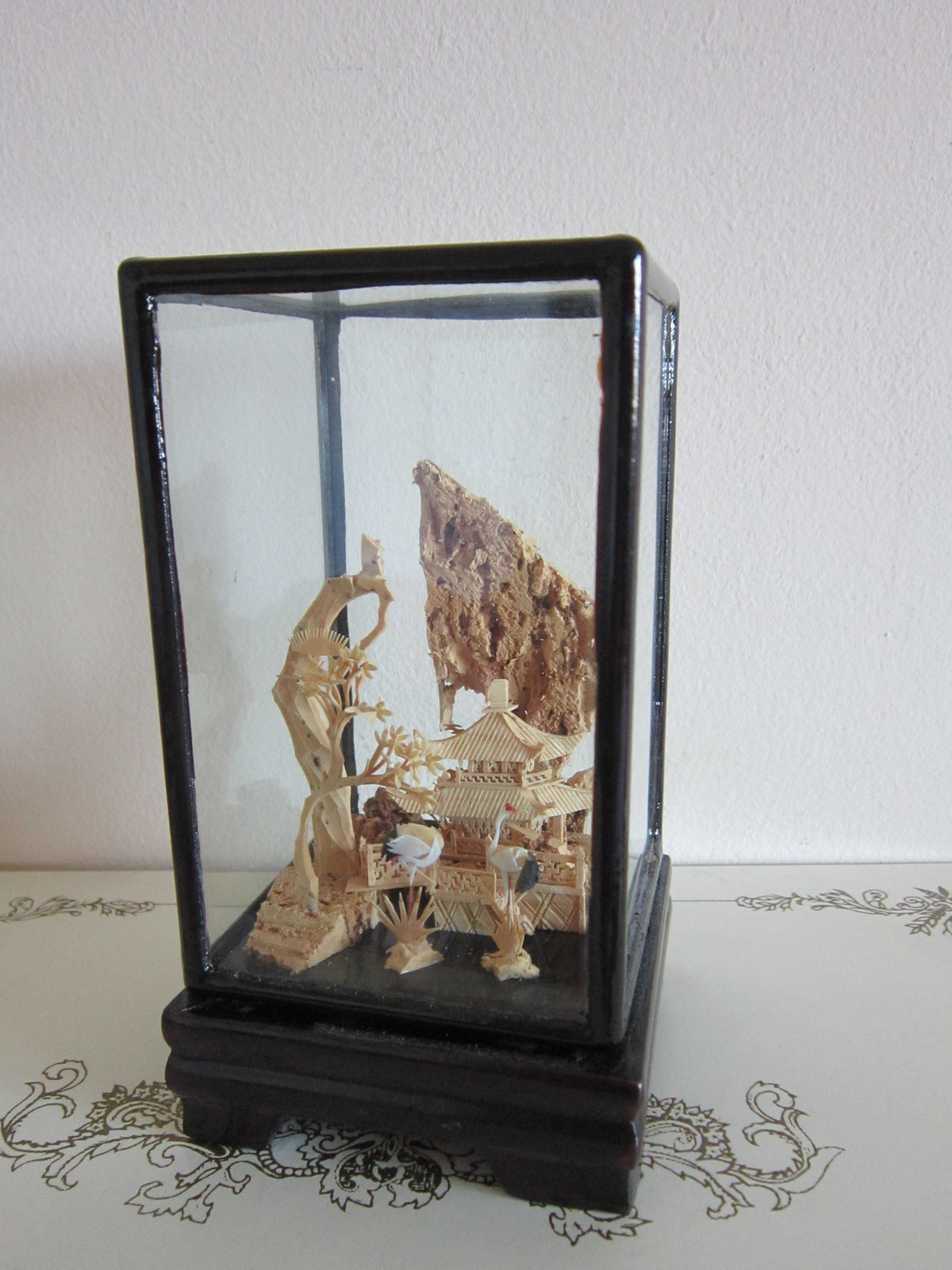 cadou rar Diorama sculptura cocori,templu,vintage colectie China'60