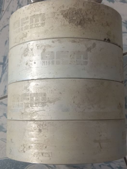 Vând 4 distanțiere