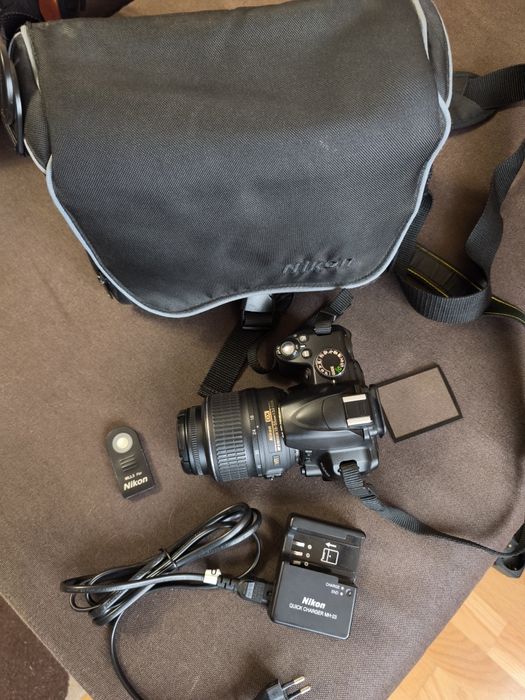 Aparat foto DSLR Nikon D3000 18-55 VR