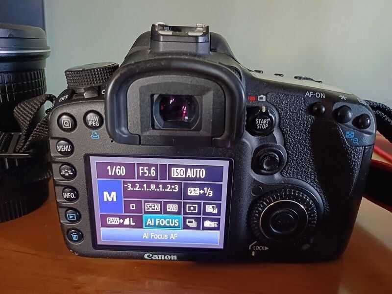 Продавам фотоапарат Canon 7D+ Tamron 70-300mm f5.6 (marko 180-300mm)