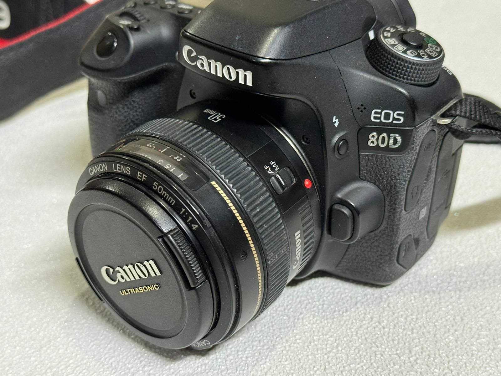 Фотоаппарат Canon 80d с объективами и вспышками.
